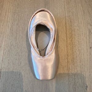 Tried on Once New Bloch 4.5 XX Eurobalance Pointe Shoes